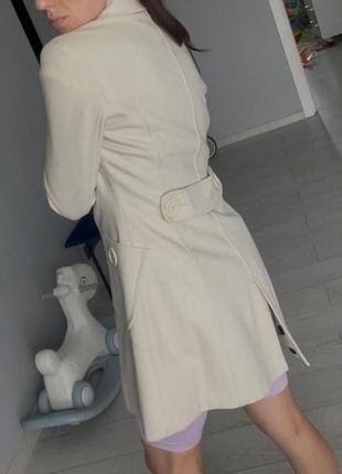 Пальто приталене молочного кольору дуже якісне