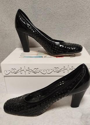Женские лакированные туфли лодочки перфорированные