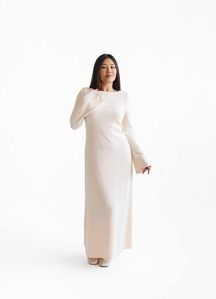 Длинное трикотажное платье с расклешенными рукавами