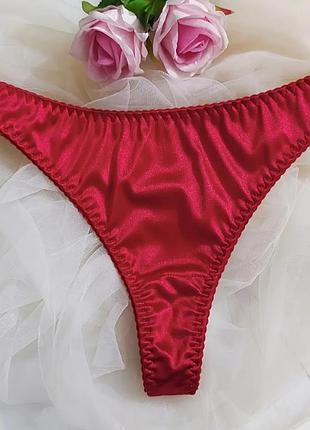 Соблазнительные красные стринги из атласа