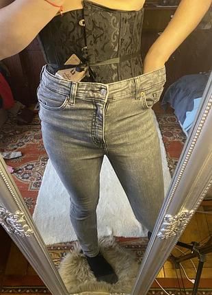 Джинси сірі добре тягнуться розмір с-м