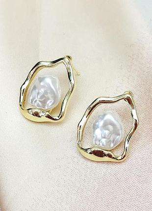 Жіночі сережки з бароко намистиною ельвіра 2.5 см золотисті sku 03745