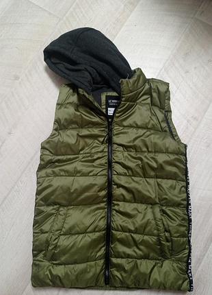 Жилетка фирменная на девочку на рост 152-158