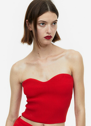 В'язаний кроп-топ без бретелей