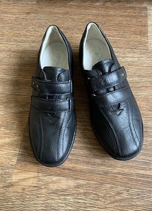 Нові шкіряні туфлі на ліпучках р.37