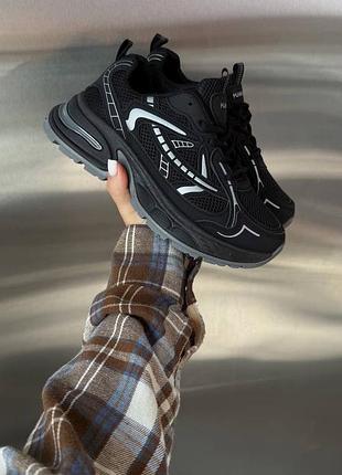 Жіночі кросівки на масивній підошві