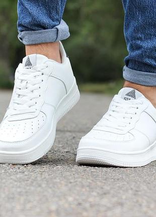 Мужские белые кроссовки с черной вставкой