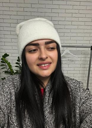 Молочно-біла шапка на осінь і зиму тепла якісна стильна ідеальний стан