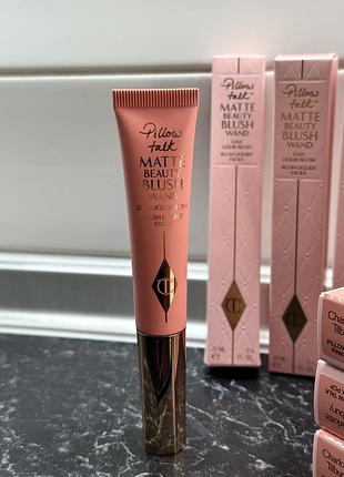 Кремові матові рум'яна charlotte tilbury pillow talk matte beauty blush wand - pink pop