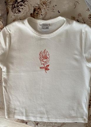 Білий топ з принтом bershka