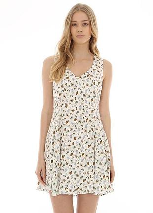 Легкое платье на подкладке с декором на спине