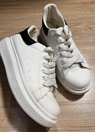 Кросівки білі