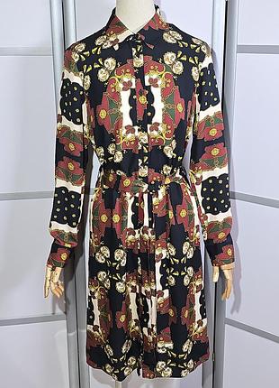 By very новое вискозное черное платье в оригинальный принт на пуговицах с поясом