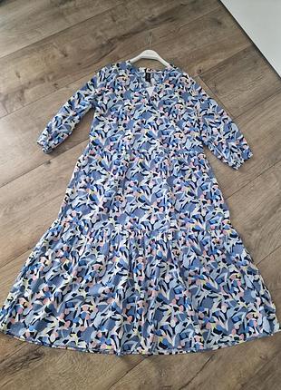 Легенька, натуральна, літня сукня. приємна на дотик, з шикарним принтом та кольором. нова. купувала в німеччині.