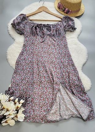 Платье с разрезом в принт цветов