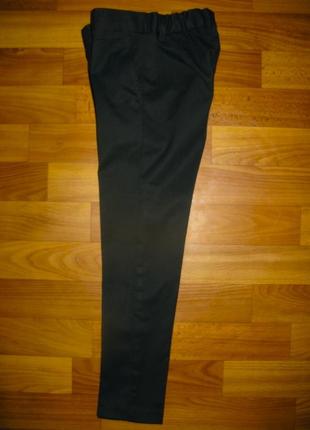 Вузенькі чорні штани f&f на 6-7 років