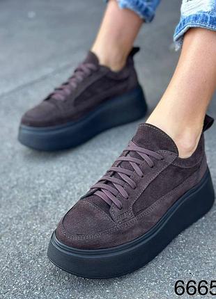 Кросівки жіночі