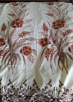 Шторы 2 шт бежевые с цветами. высота 2,30, ширина 1,30 каждая.