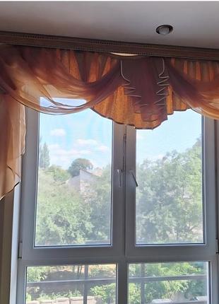 Ламбрикени бу, стан нових.
довжина коричнево-пісочного звбраного на стрічку на карниз 2,5 м. 
ціна по 400 грн.