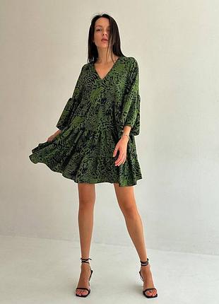 Зеленое платье свободного кроя с широкими рукавами