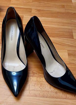 Женские лаковые классические туфли