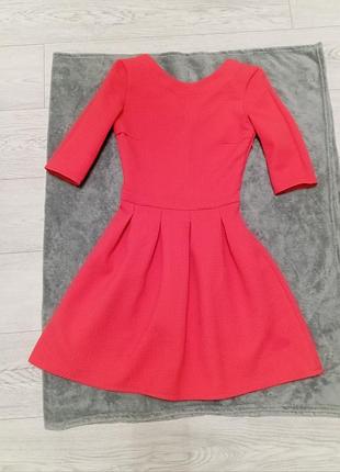 Платье кораллового цвета