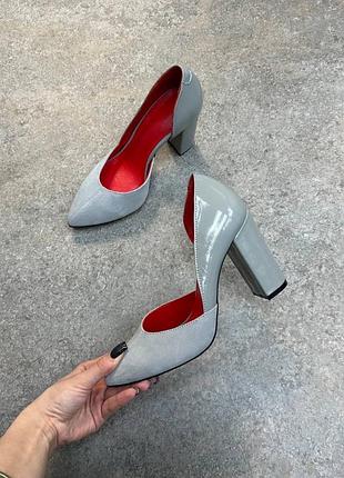 Світло сірі туфлі човники з натуральної лакової шкіри та замші