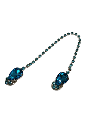 Клип с голубыми стразами для кардигана