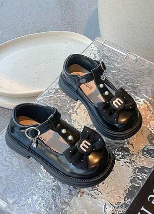 Нарядні туфельки на дівчинку