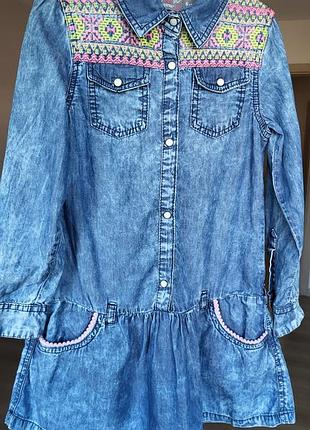 Сукня для дівчинки джинсова з вишивкою на зріст 110-116 см.