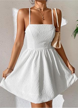 Сукня молочна на дівчинку невисокого зросту міні з відкритою спиною зі шнурівкою на спині