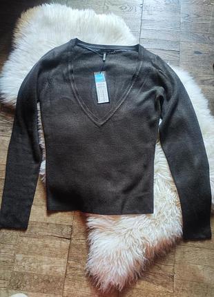 Базовый джемпер коричневого цвета с глубоким вырезом