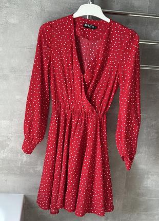 Червона сукня в горошок
