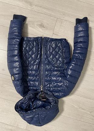 Куртка коротка, молодіжна, утоплена, темно синього гарного кольору, в ідеальному стані, розмір s-m, з капюшоном.