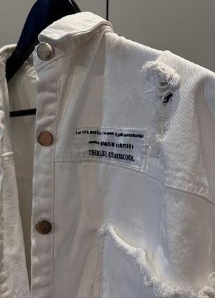 Біла джинсова куртка з принтом-газетою