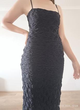 Черное миди платье на тонких бретелях м-л
