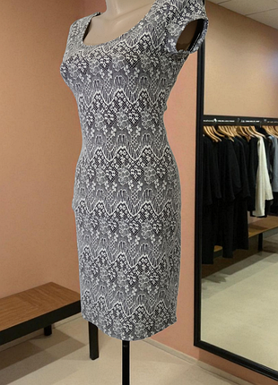 Платье облегающее с открытой спиной.