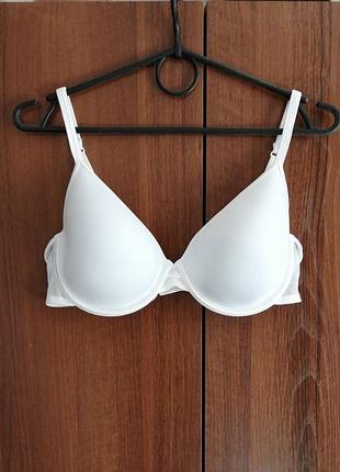 Гладкий  белый бюстгальтер  на тонком поролоне 80с