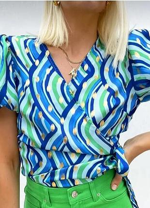 Яскрава блуза на запах