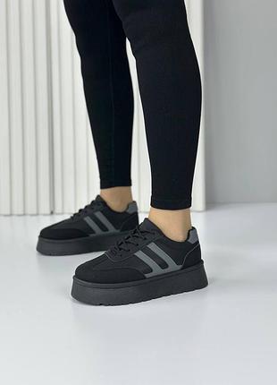 Кросівки жіночі