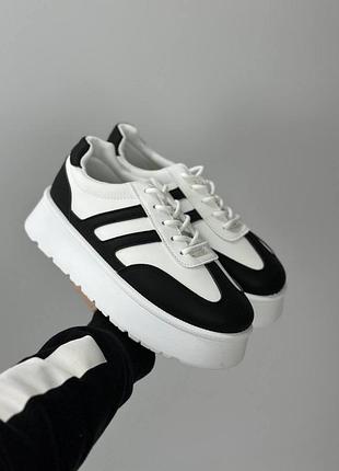 Кросівки жіночі