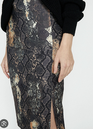 Сатиновая атласная юбка с разрезом миди питон