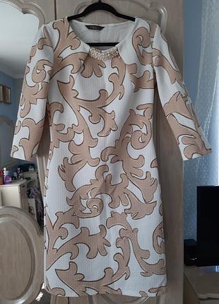 Платье женское молочного цвета.