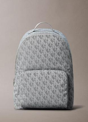 Новый рюкзак calvin klein (ck jacquard monogram logo zip backpack) с америки