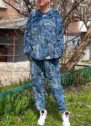 Комфортный прогулочный костюм из фактурного трикотажа