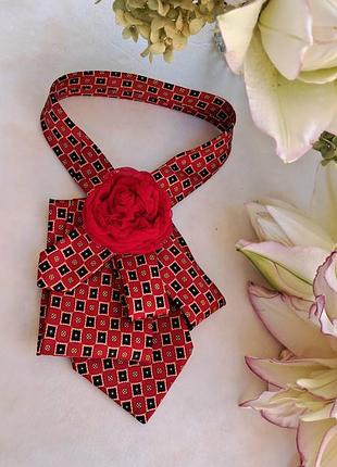 Шелковый красный женский галстук benjamin james с цветочком.