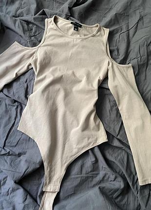 Базовий трикотажний бежевий боді з довгими рукавами та вирізом на плечах, розмір l.
