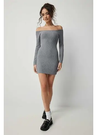 Осіння трикотажна міні сукня з відкритими плечима №59/25