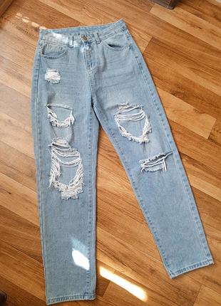 Рваные женские джинсы мом