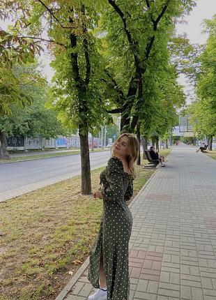 Легка сукня зеленого кольору в горошок